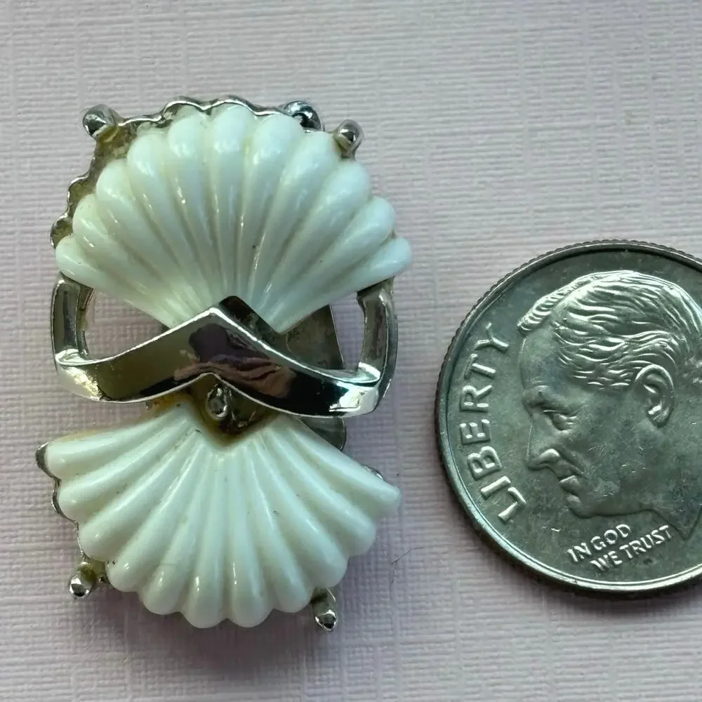 VINTAGE  Coro White Shell Silver Tone Clip On Earrings - Picture 4 of 6